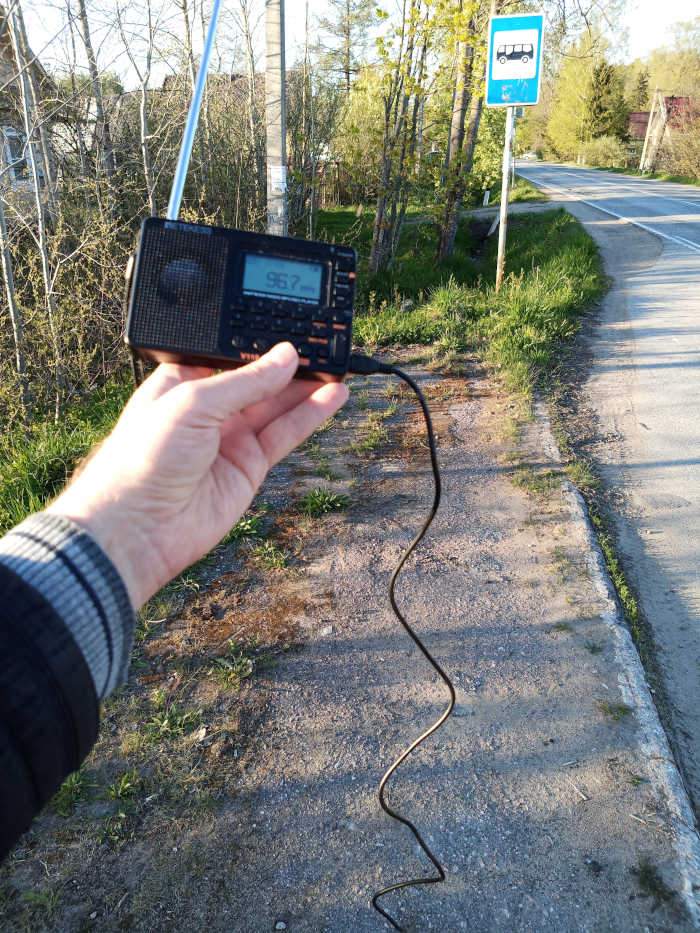Empfang von UKW-Radiosendern: Vergleich der Empfindlichkeit des Retekess V115 mit einem Autoradio
