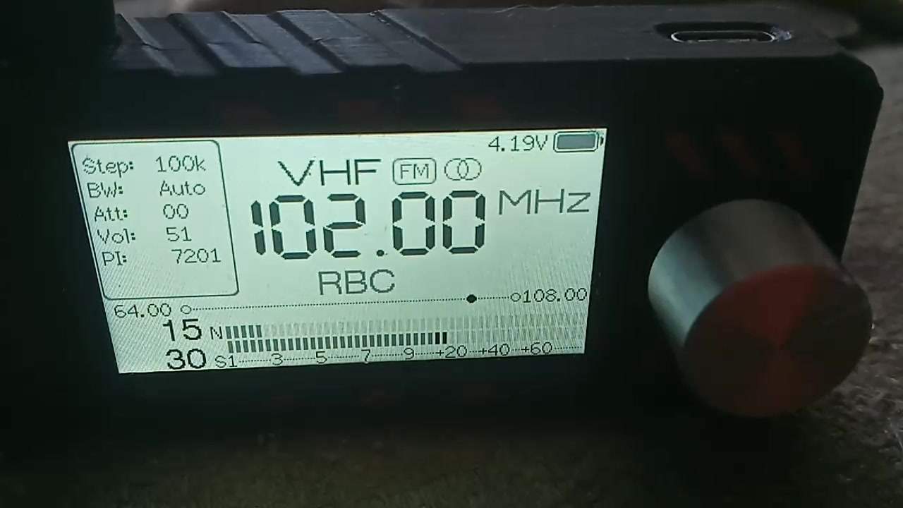 Vidéo du début de la diffusion de «Radio RBC» (RDS : RBC) sur la fréquence 102.0 FM au lieu de «Rock»