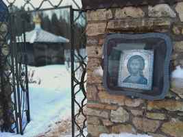 При входе в калитку с правой стороны изображение Христа