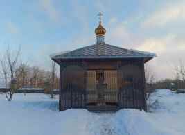 Крест стоит полностью внутри внешней "беседки"
