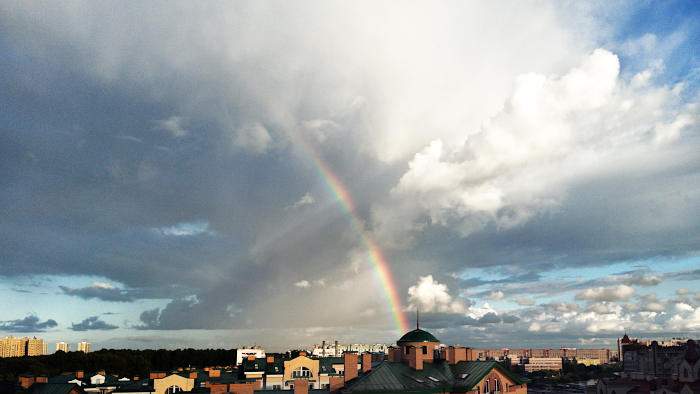 Un arc-en-ciel sur Saint-Pétersbourg