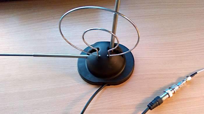 Antenne de chambres pour recevoir mètre et décimètre "Zolan FB-618"