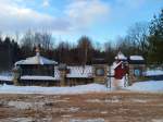 Источник отгорожен от парковки мощной каменной оградой